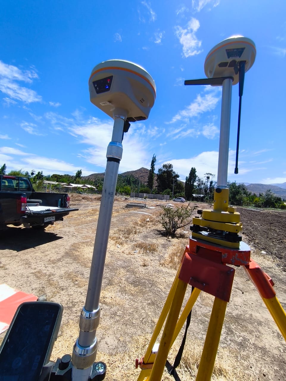 Equipos GNSS RTK en terreno: base y rover listos para levantamiento topográfico en el Valle de Aconcagua
