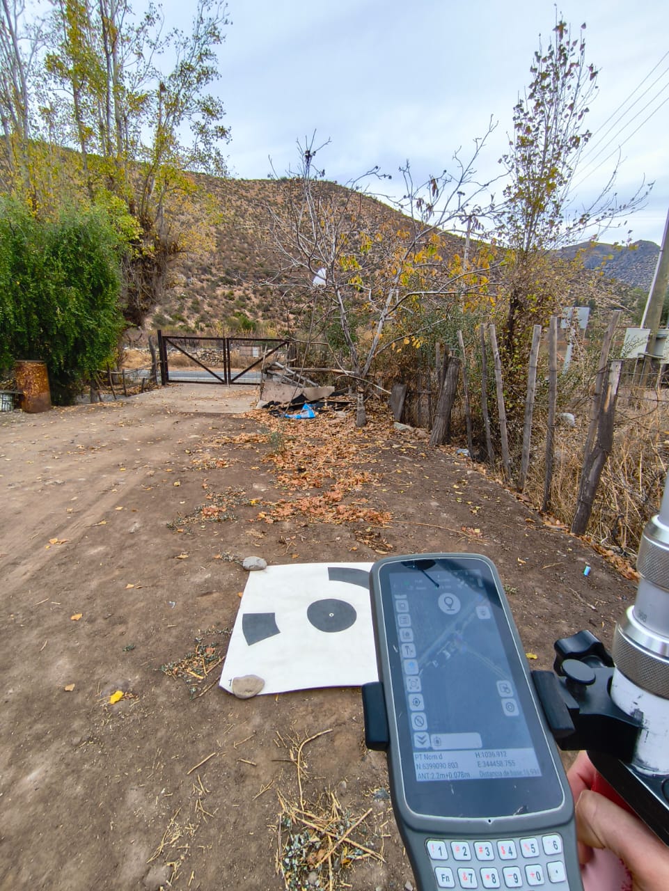 Control GNSS en terreno con receptor y mira en el valle de Aconcagua